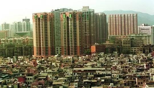 2000年，改造前的广州市杨箕村，房屋低矮简陋。南都记者李向新摄